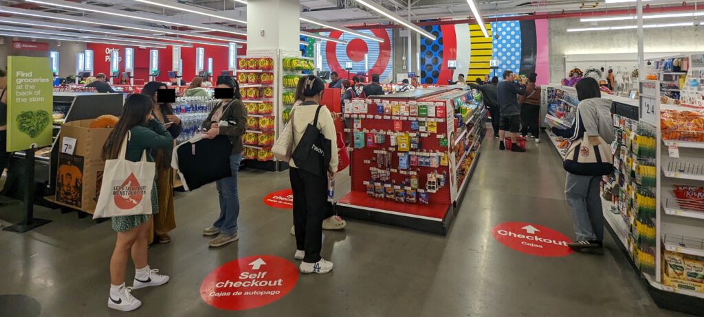 アメリカTargetのレジ前の並び
