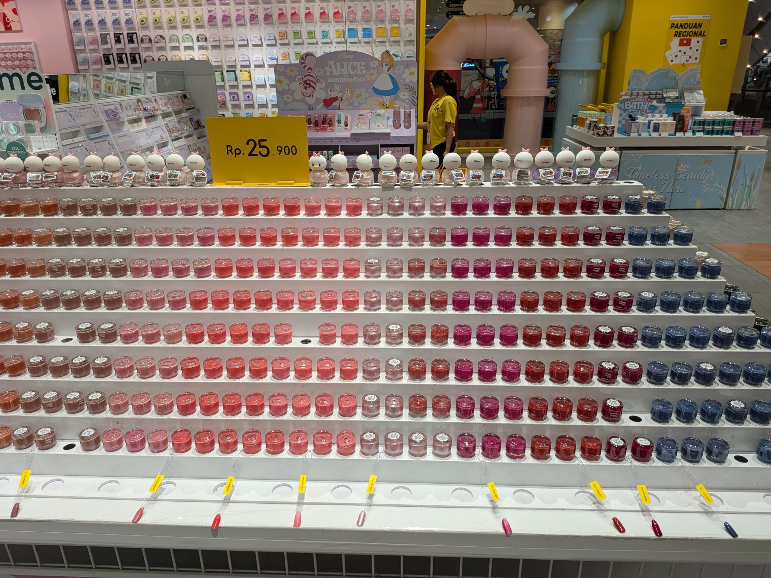 カップトッポギの壁面。1SKUを数百フェイスで見せ、単品を売場装飾に転換している
